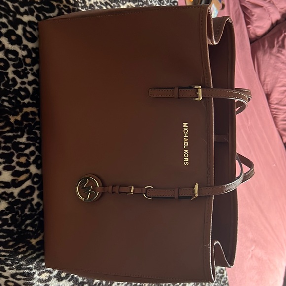 it's pretty, it's medium. I bless it why don't I use it only used 2 times - Picture 1 of 9